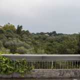 Qui, nel punto in cui l�antico fiume raggiunge la sua massima ampiezza pari a 200 metri, � possibile affacciandosi dalla recinzione ammirare il �fiume� dall�alto